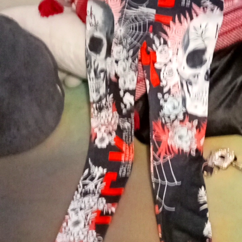 Women’s graphic legging size 2x.. please note they are made in China..med/lg USA